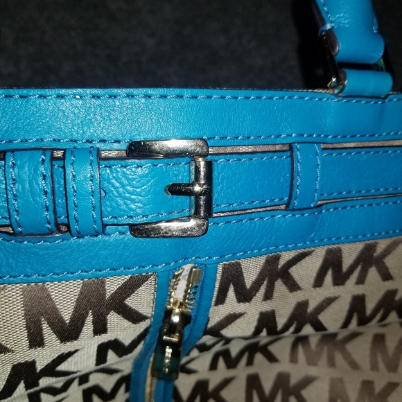 Michael Kors Kingsbury Signature Jaquard Round Tote - Picture 5 of 7